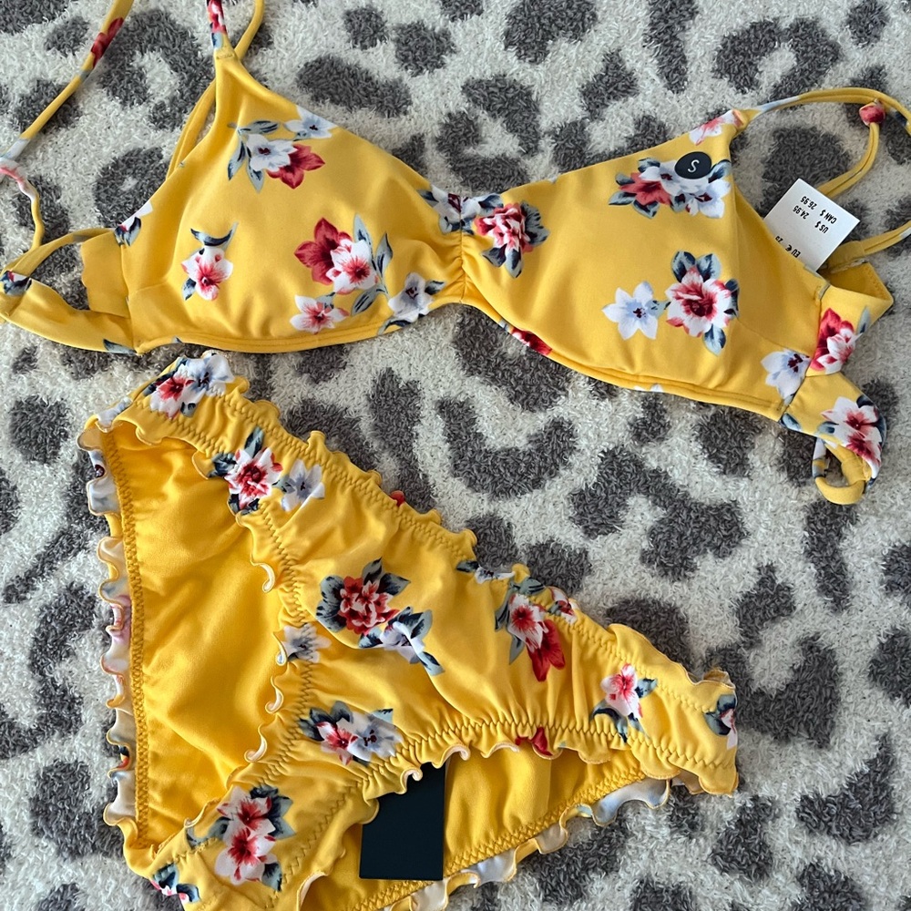 Yellow floral Hollister swimsuit set size small NEW